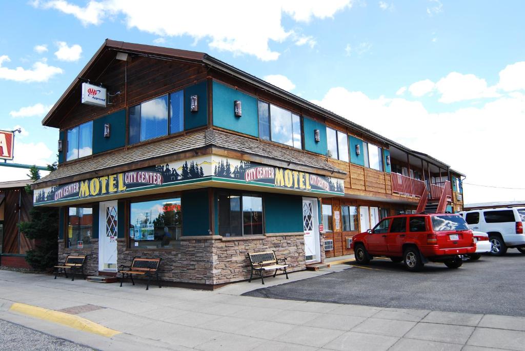 um edifício com um carro estacionado em frente em City Center Motel em West Yellowstone