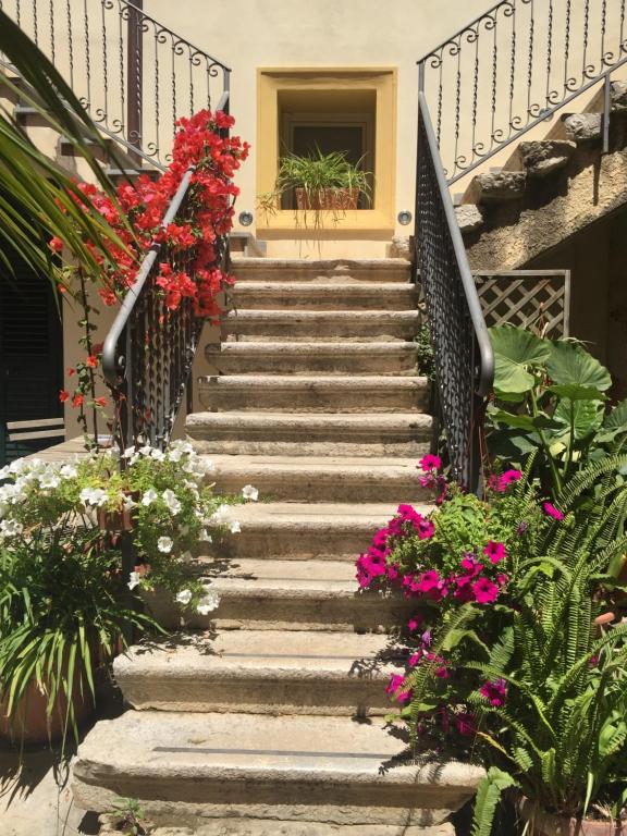 A garden outside B&B Case a San Matteo