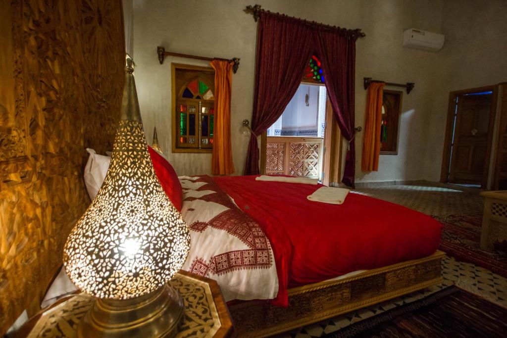 Postel nebo postele na pokoji v ubytování Riad Al Fassia Palace