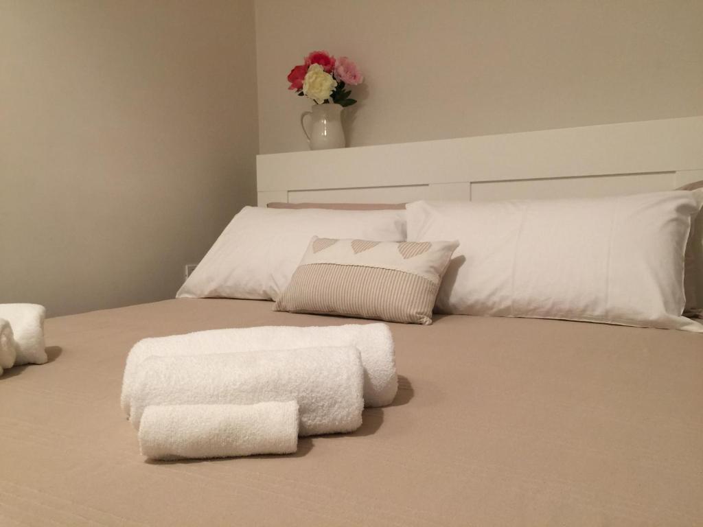 1 dormitorio con 2 toallas blancas en una cama en Stella di Mare Dimora Charme, en Polignano a Mare