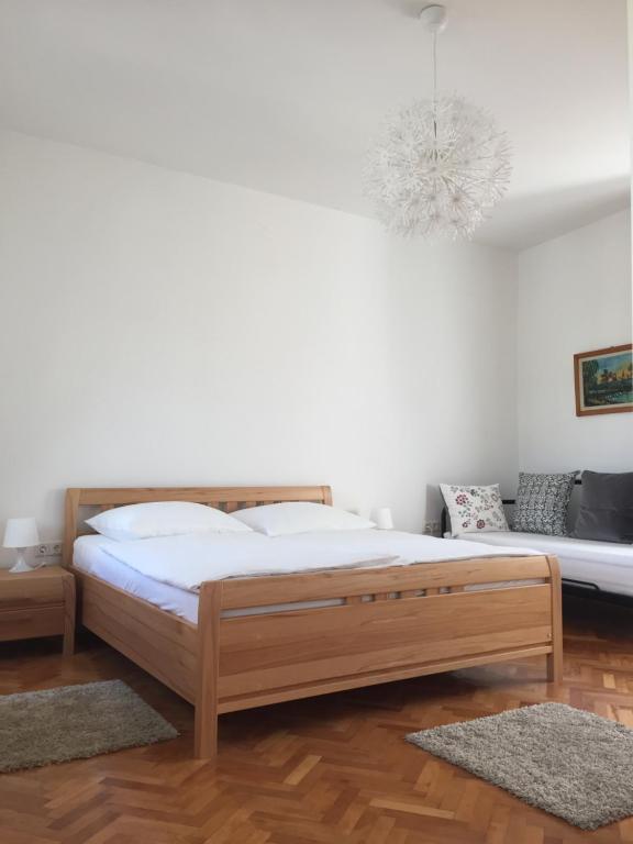 Postel nebo postele na pokoji v ubytování Central House Nona