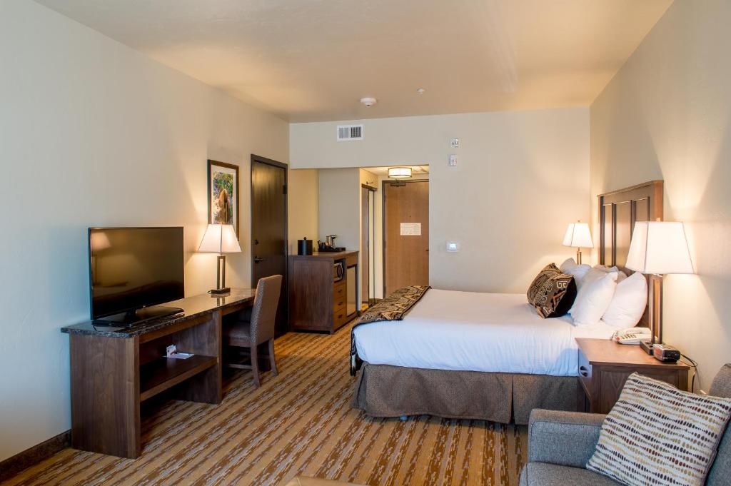 Cedar Creek Lodge & Conference Center - Deluxe King Room With Roll-In Shower - Disability Access