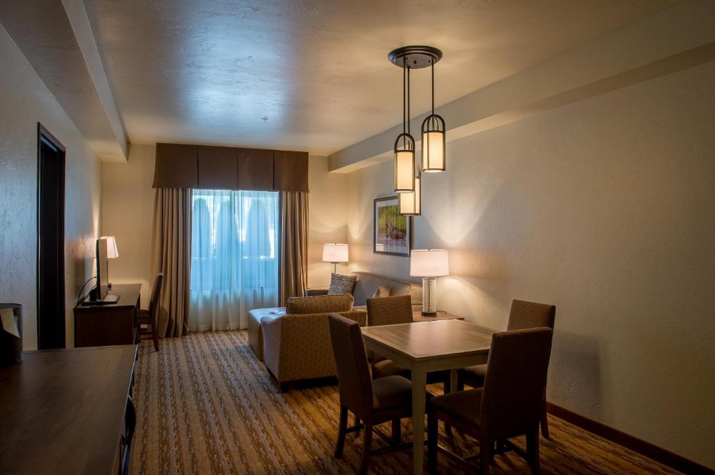 Cedar Creek Lodge & Conference Center - King Suite