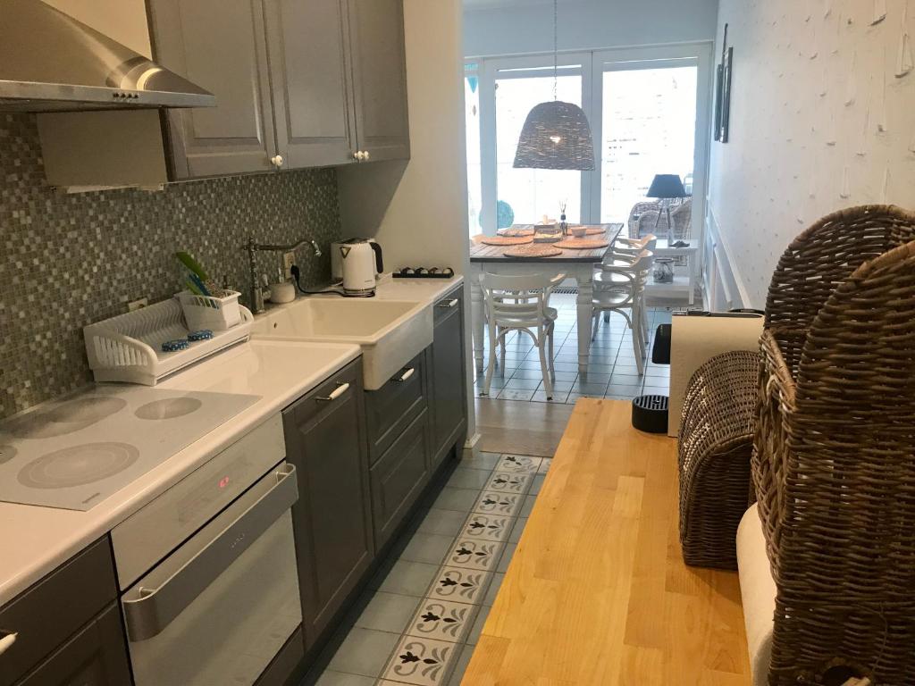 Kuchyňa alebo kuchynka v ubytovaní Morski Apartament Hampton w Playa Baltis