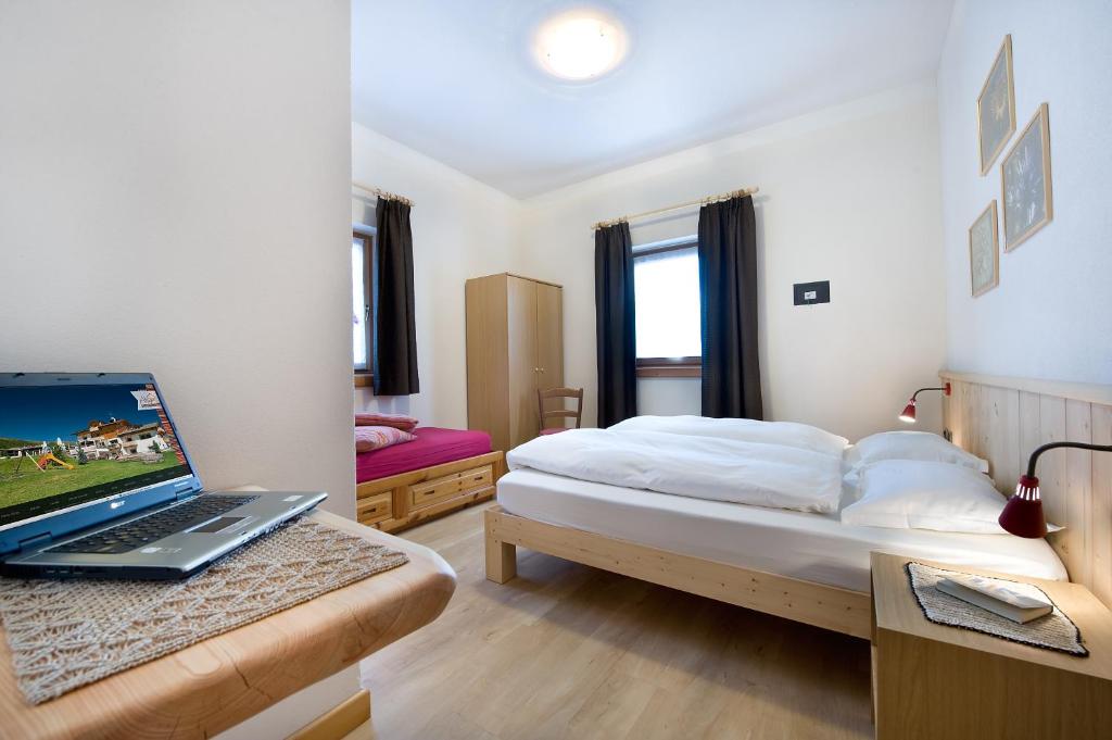Televízia a/alebo spoločenská miestnosť v ubytovaní Hotel Alegra