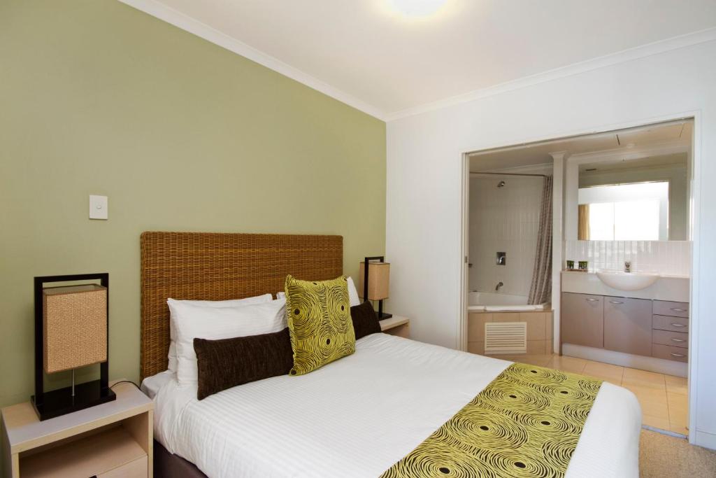 Letto o letti in una camera di Mantra Ettalong Beach