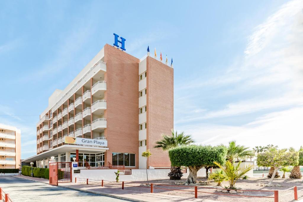 uma representação da frente de um hotel em Hotel Gran Playa em Santa Pola