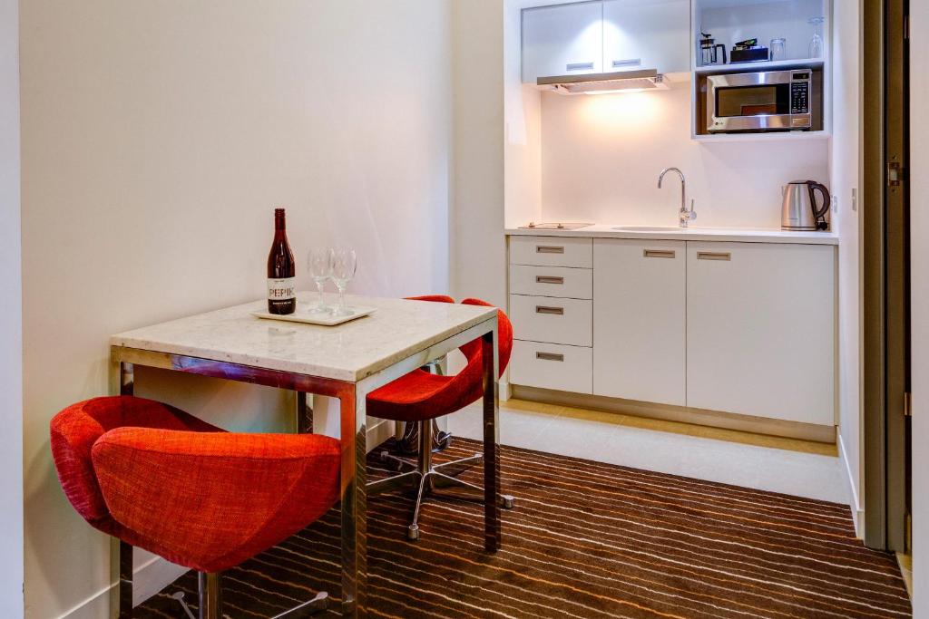 Kuchyň nebo kuchyňský kout v ubytování Mantra Charles Hotel