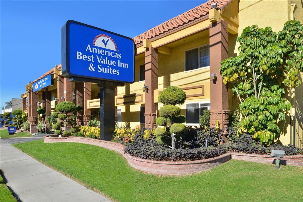 Una posada y suites con la mejor relación calidad precio firman frente a un edificio en Americas Best Value Inn & Suites - Fontana en Fontana