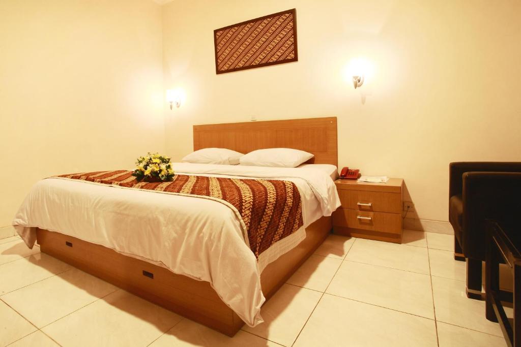 Postel nebo postele na pokoji v ubytování Syariah Arini Hotel