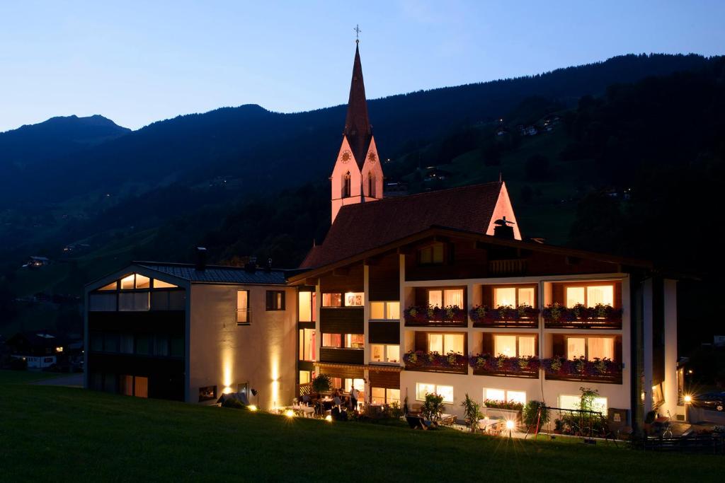 Nespecifikovaný výhled na hory nebo výhled na hory při pohledu z hotelu