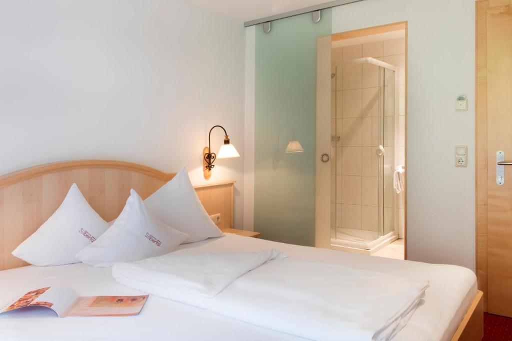 Postel nebo postele na pokoji v ubytování Hotel Silbertal