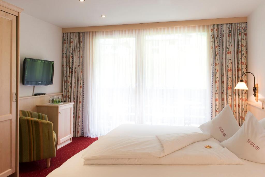 Postel nebo postele na pokoji v ubytování Hotel Silbertal