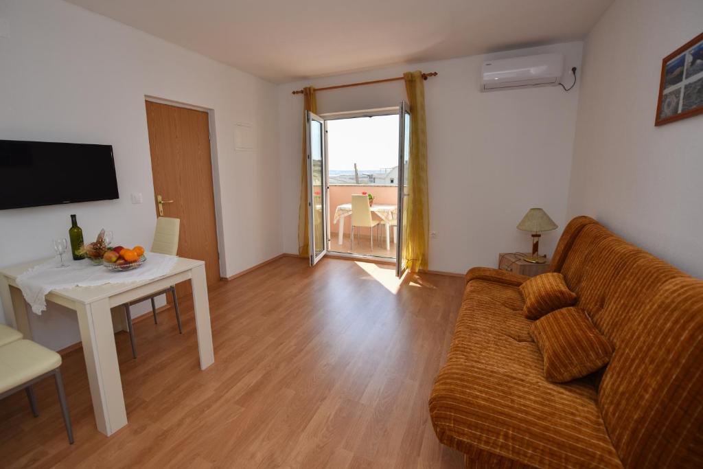 TV a/nebo společenská místnost v ubytování Apartments Zakarija