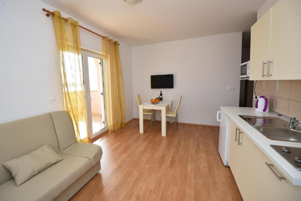 Kuchyň nebo kuchyňský kout v ubytování Apartments Zakarija