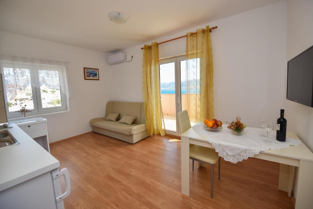 TV a/nebo společenská místnost v ubytování Apartments Zakarija