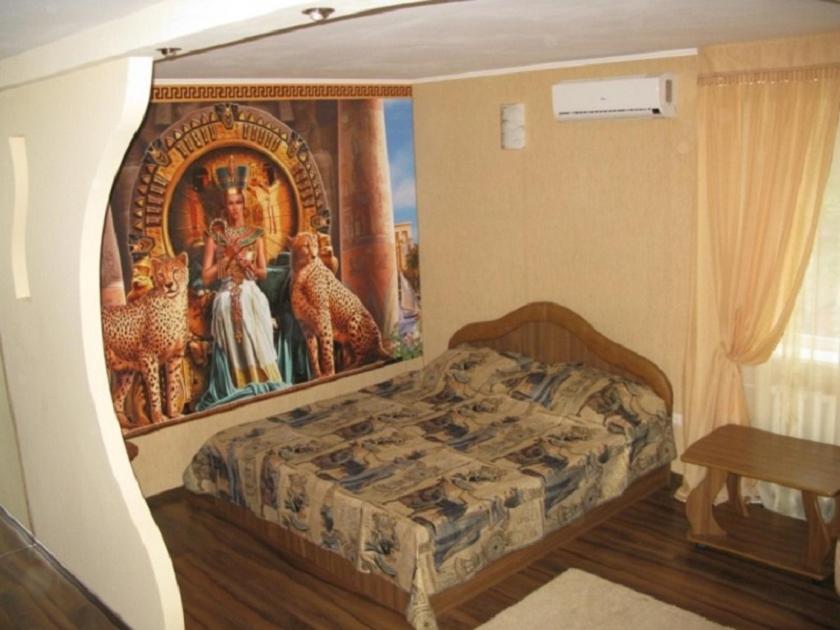 クルィヴィーイ・リーフにあるApartment in Life Center Kleopatraの壁画が飾られた部屋のベッド1台