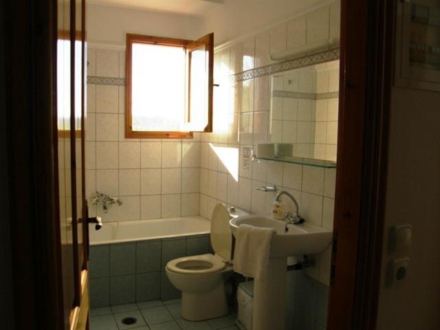 Koupelna v ubytování Tzeni Villa