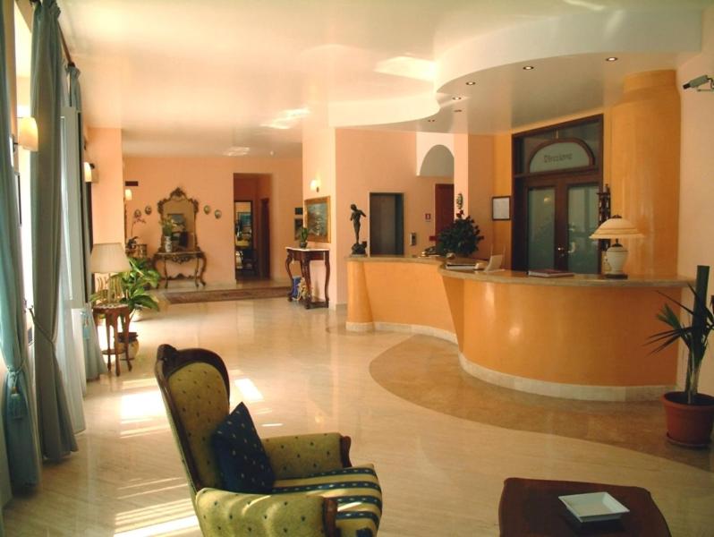 un gran vestíbulo con sala de espera y sofá en New Hotel Sonia, en Santa Maria di Castellabate