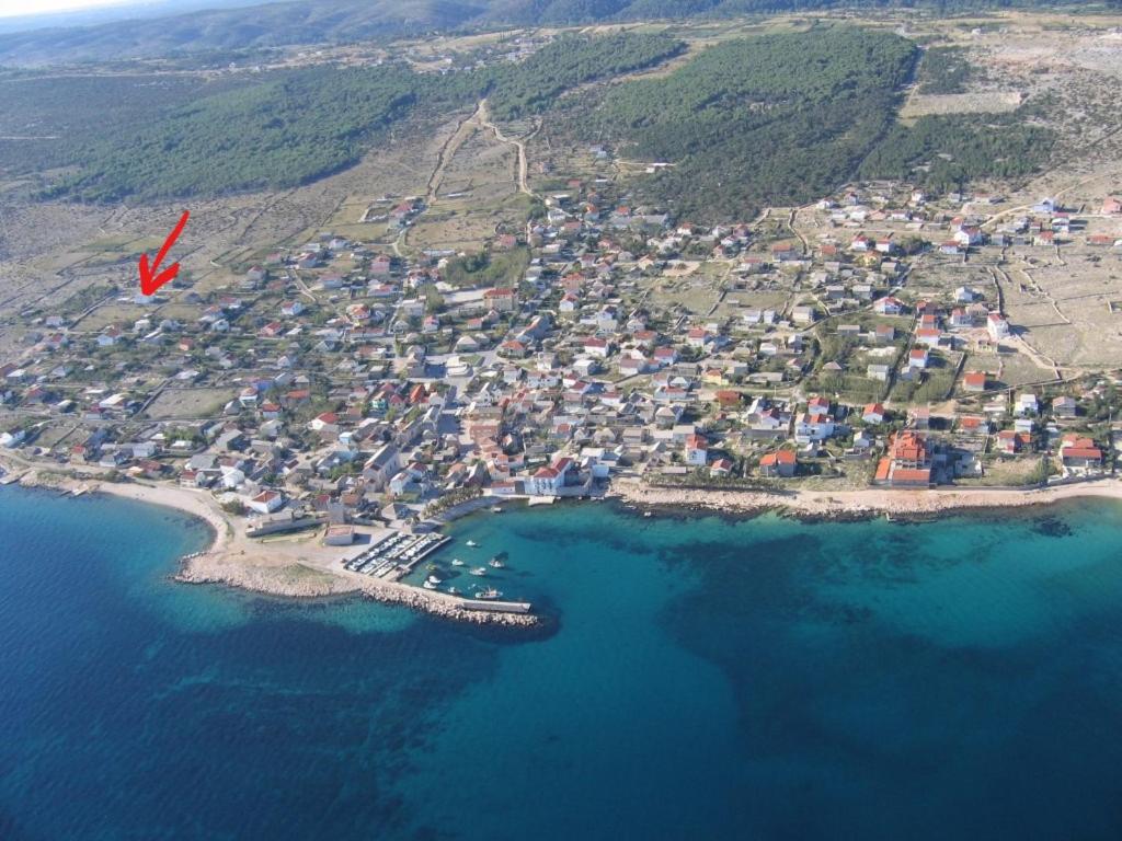 eine Luftansicht auf eine kleine Insel im Ozean in der Unterkunft Mauro in Ražanac