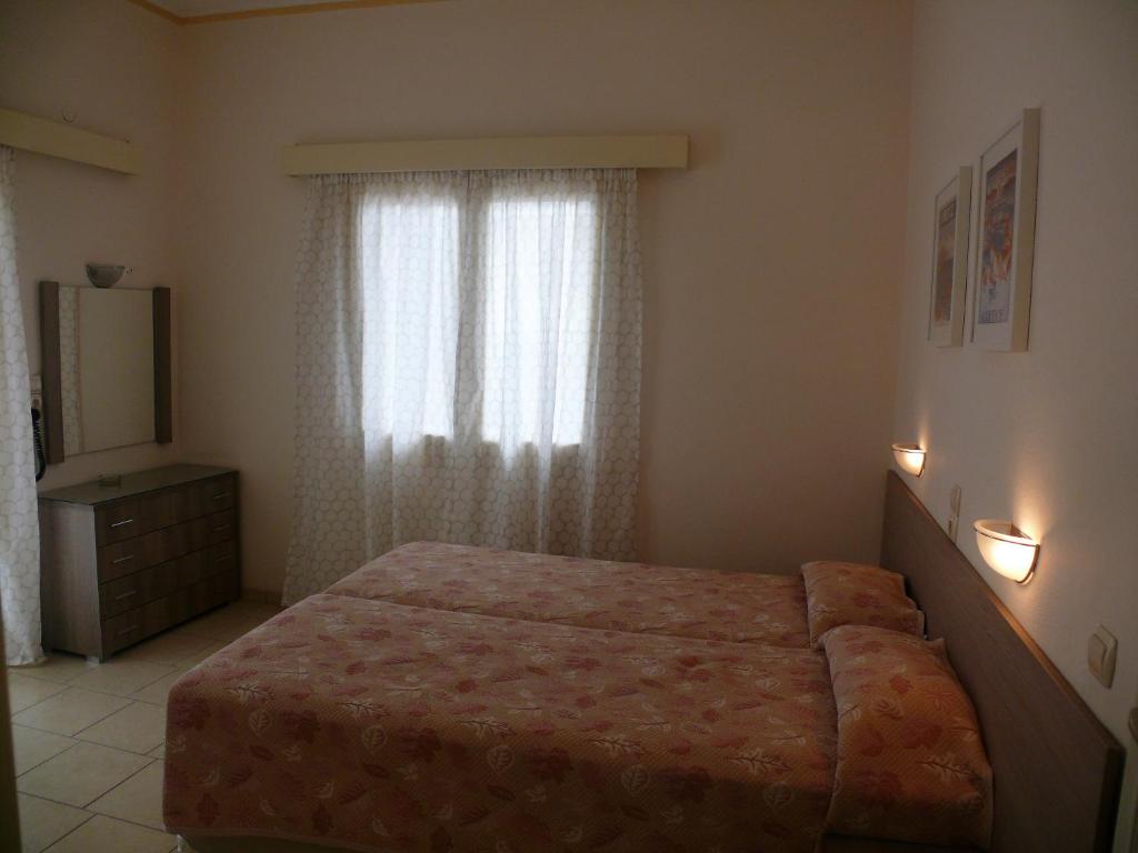 Postel nebo postele na pokoji v ubytování Hotel Karyatides