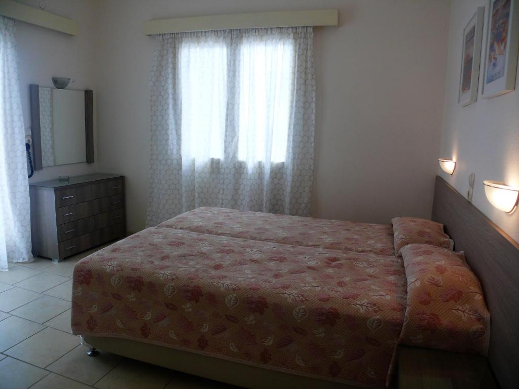 Postel nebo postele na pokoji v ubytování Hotel Karyatides