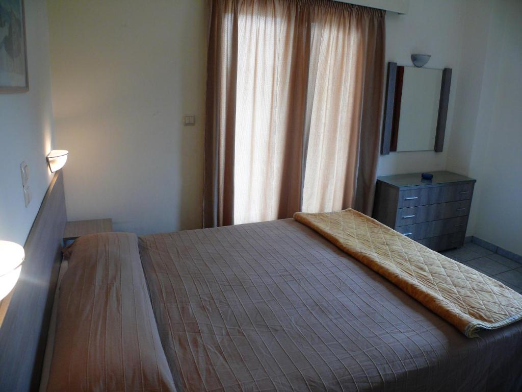 Postel nebo postele na pokoji v ubytování Hotel Karyatides