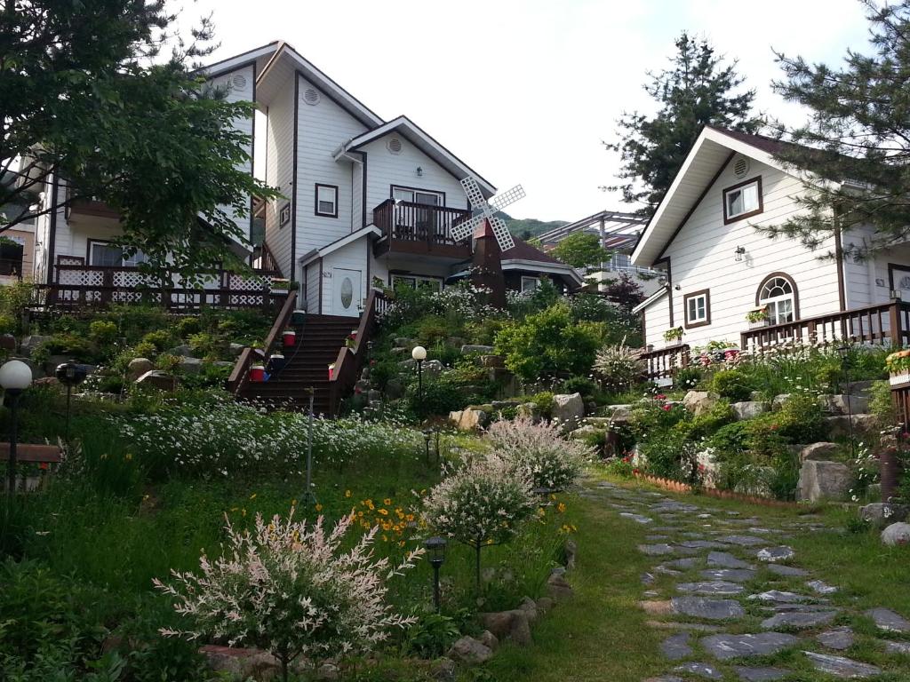 una casa con un jardín delante de ella en Sunny House en Pyeongchang 