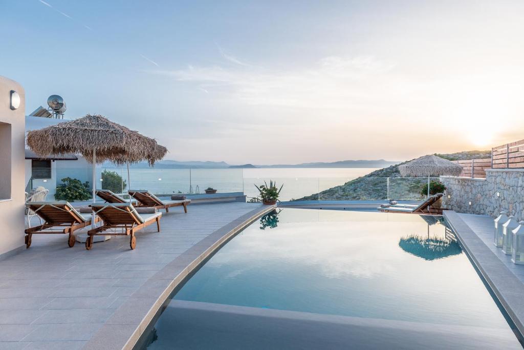 uma villa com piscina e vista para o oceano em Alianthos Villa em Tersanas