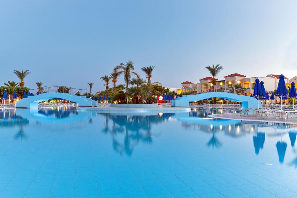 Bazén v ubytování Lindos Princess Beach Hotel nebo v jeho okolí