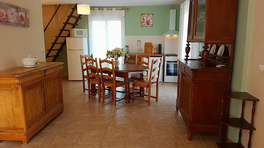- une cuisine et une salle à manger avec une table et des chaises dans l'établissement Vacation Home on Rue du Marais 5, à Petiville