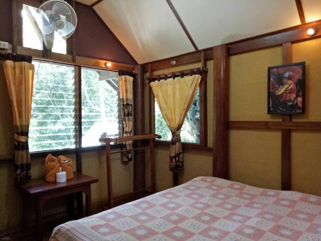 Postel nebo postele na pokoji v ubytování Cave Lodge