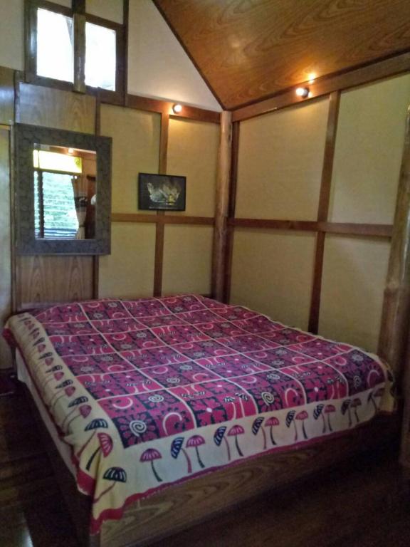 Postel nebo postele na pokoji v ubytování Cave Lodge