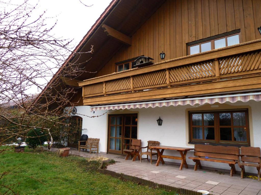 een huis met een picknicktafel en banken buiten bij Ferienhaus Lerche in Bad Birnbach