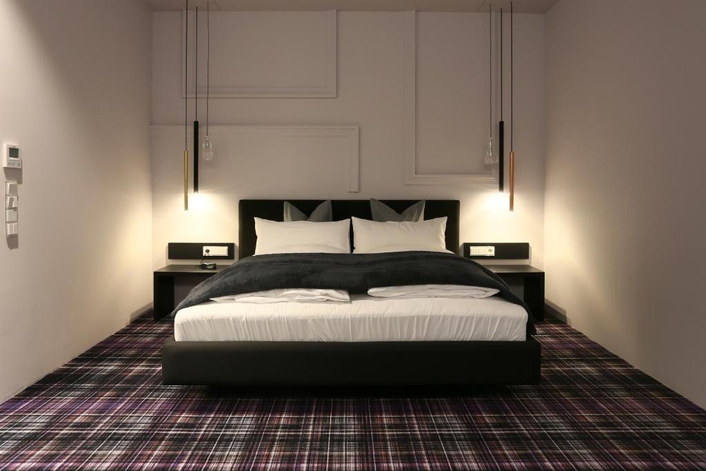 Een bed of bedden in een kamer bij Hotel Schempp