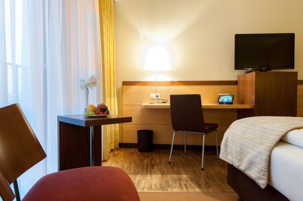 TV a/nebo společenská místnost v ubytování centrovital Hotel Berlin