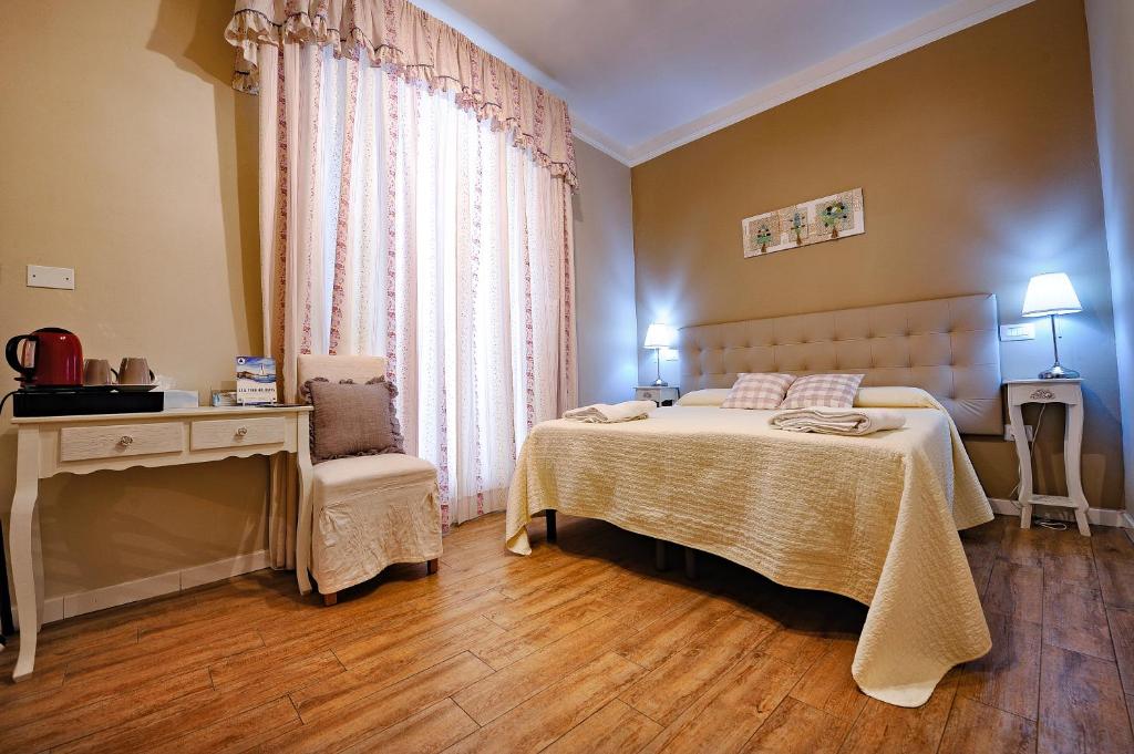 Łóżko lub łóżka w pokoju w obiekcie Onda Marina Rooms