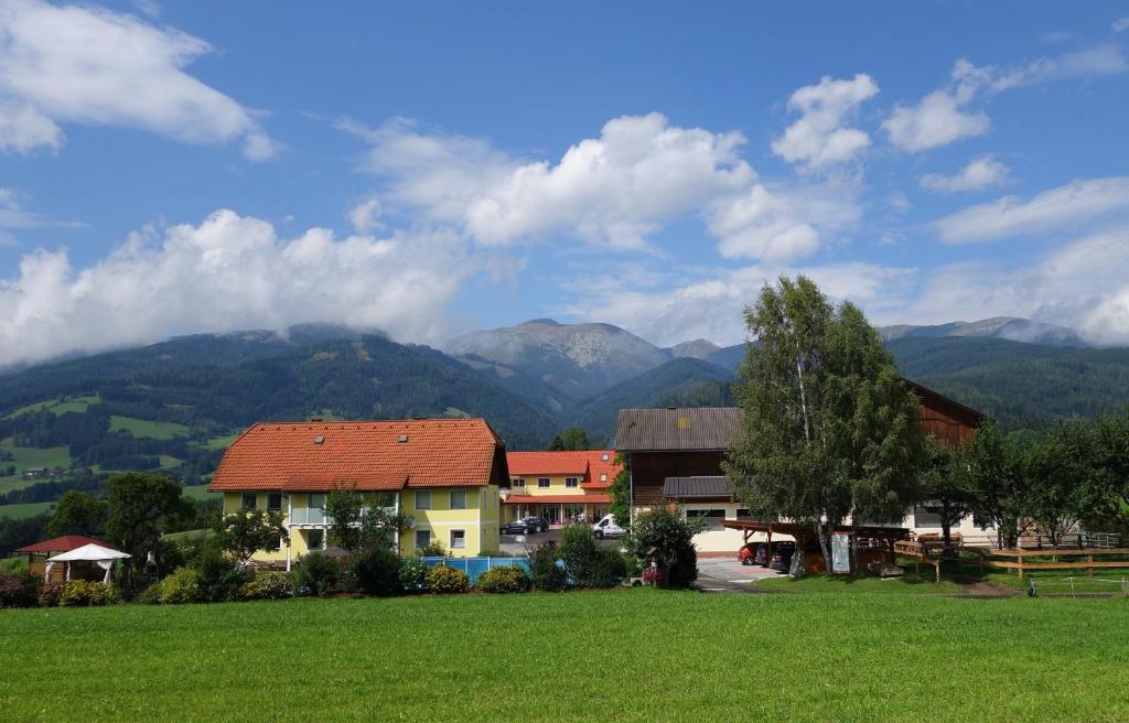 a group of buildings with mountains in the background at Bio- u. Gesundheitsbauernhof Offenbacher in Seckau