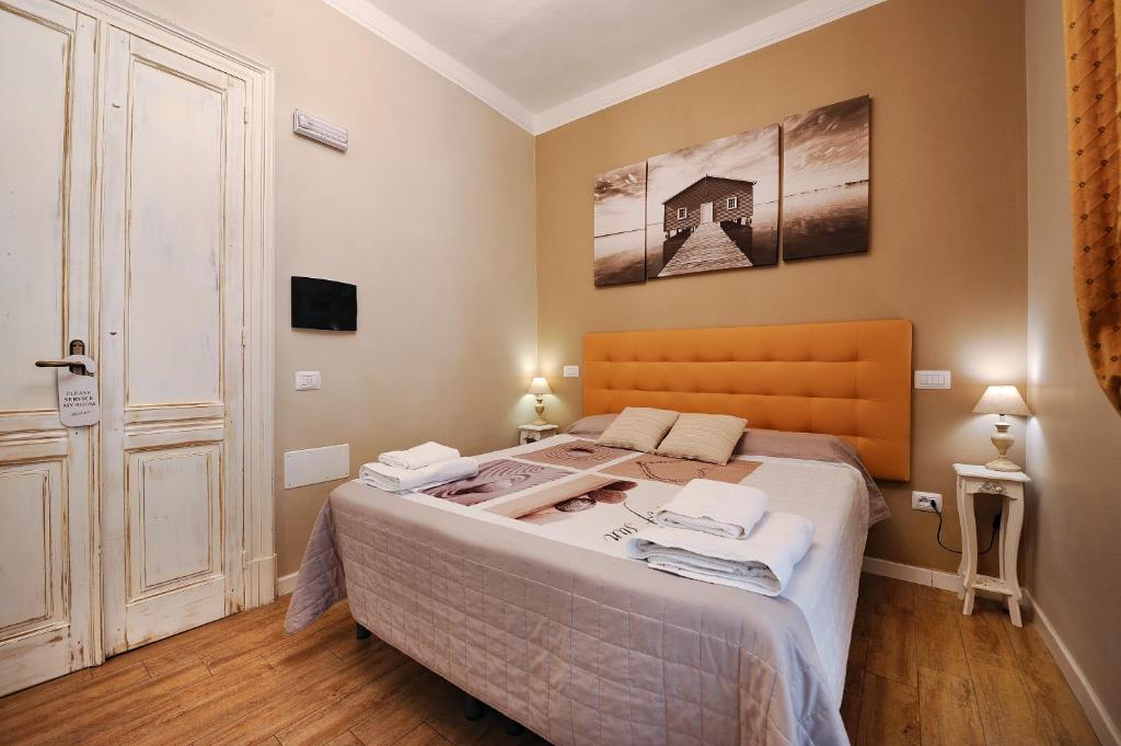Łóżko lub łóżka w pokoju w obiekcie Onda Marina Rooms