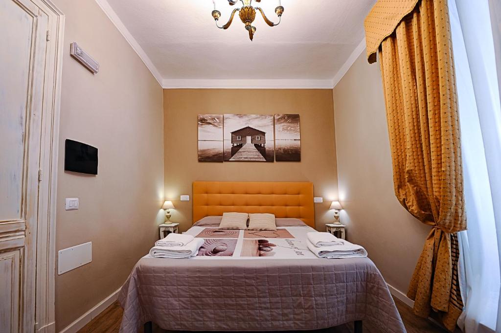 Łóżko lub łóżka w pokoju w obiekcie Onda Marina Rooms
