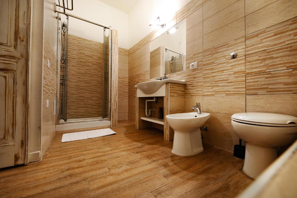 łazienka z toaletą i umywalką w obiekcie Onda Marina Rooms w Cagliari