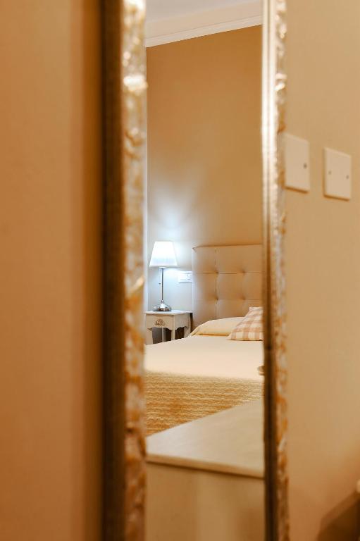 Łóżko lub łóżka w pokoju w obiekcie Onda Marina Rooms