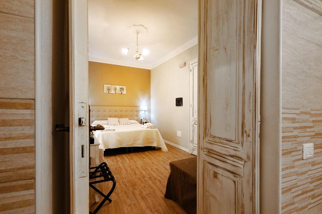 Łóżko lub łóżka w pokoju w obiekcie Onda Marina Rooms