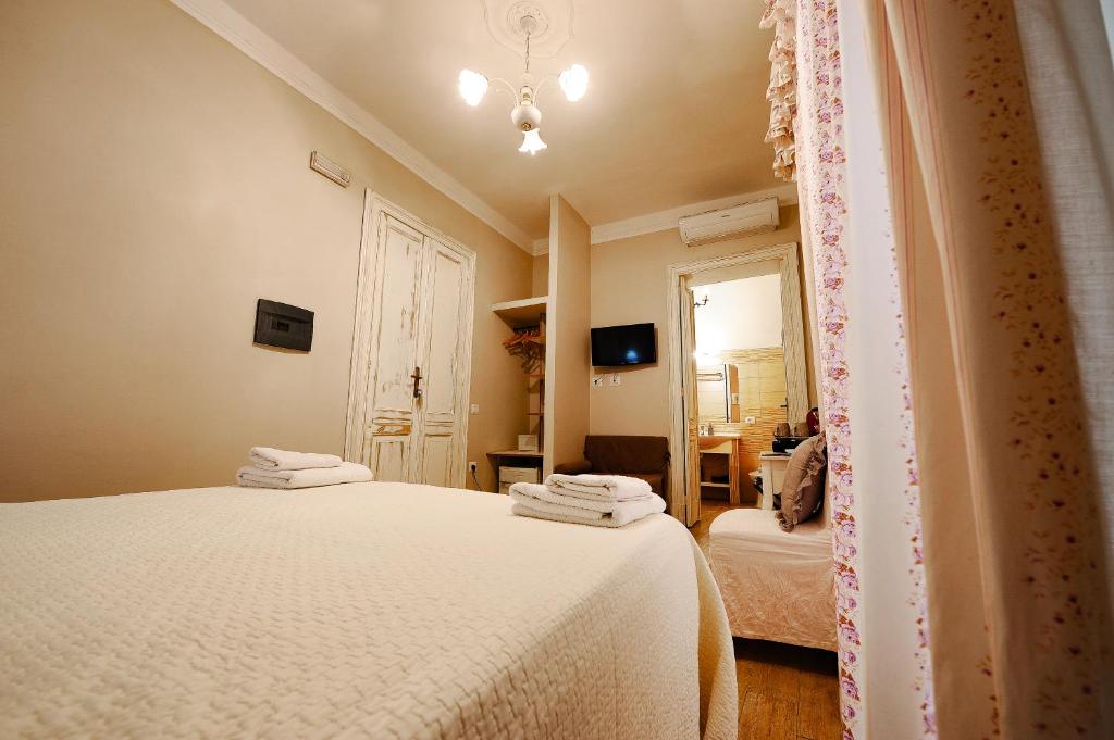 Łóżko lub łóżka w pokoju w obiekcie Onda Marina Rooms