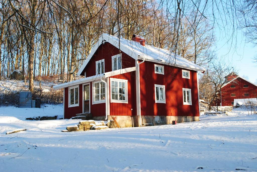 ユシーレにあるAnfasteröd Gårdsvik - Grindstuganの雪の赤い家