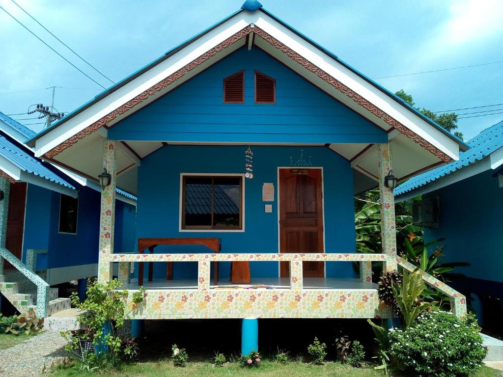 una casa azul con porche en Lung Teeb Paradise Chao Lao Resort, en Chao Lao Beach