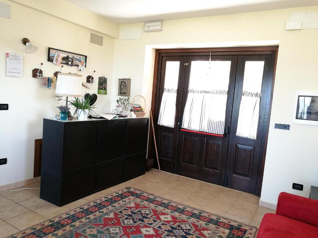 ein Wohnzimmer mit Tür und Teppich in der Unterkunft Bacca Blu in Villa Santa Lucia degli Abruzzi