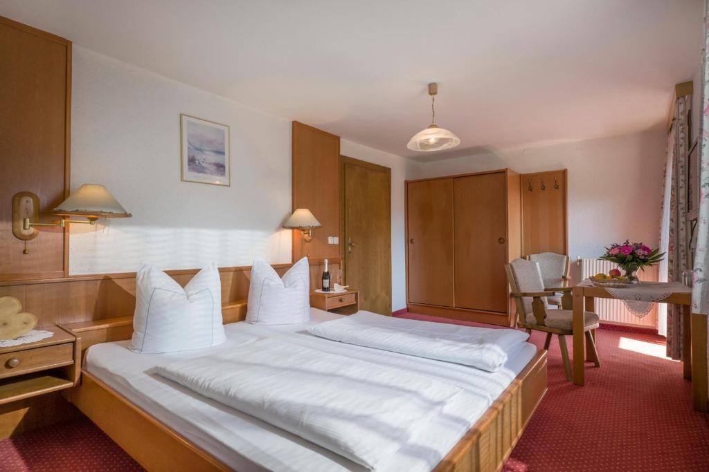 Postel nebo postele na pokoji v ubytování Hotel Enzian