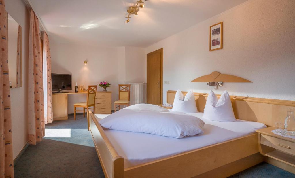 Postel nebo postele na pokoji v ubytování Hotel Enzian