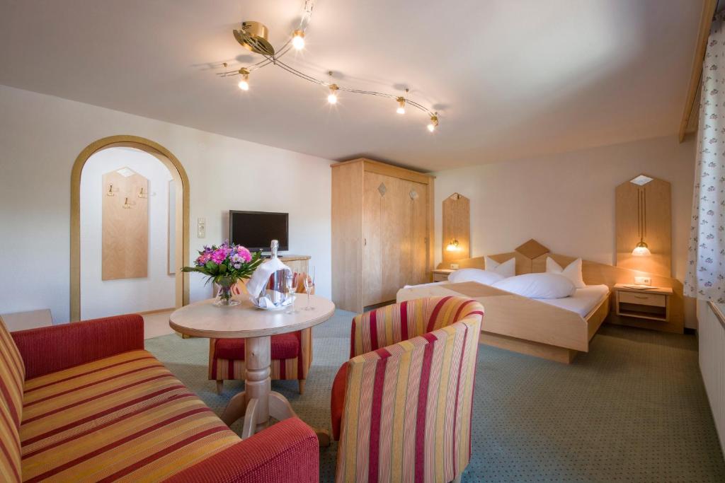Postel nebo postele na pokoji v ubytování Hotel Enzian